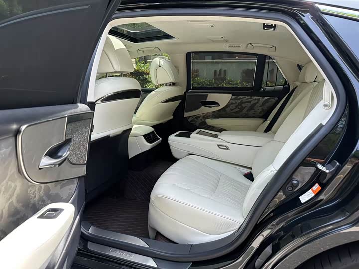 Фото 8 - Lexus LS