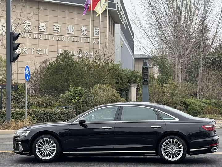 Фото 7 - Audi A8