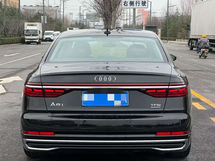 Фото 8 - Audi A8