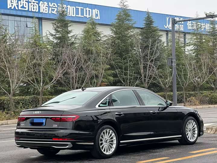 Фото 9 - Audi A8
