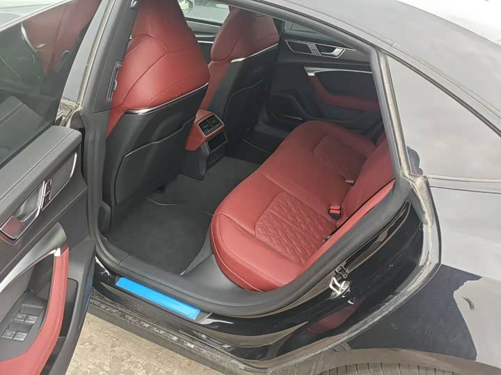 Фото 5 - Audi A7L