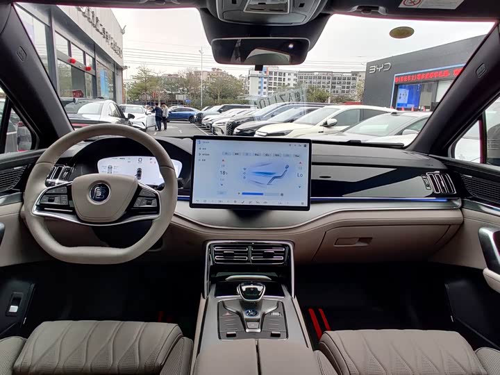 Photo 8 - BYD Tang Hybrid/EV