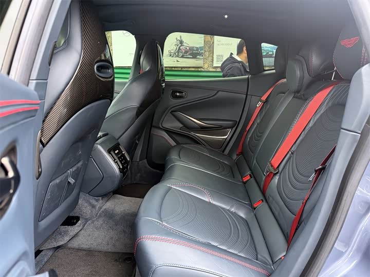 Фото 8 - Aston Martin DBX