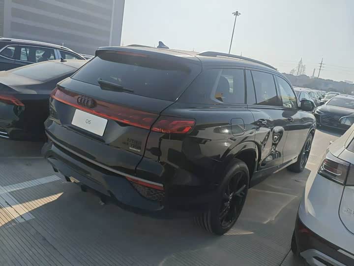 Фото 2 - Audi Q6