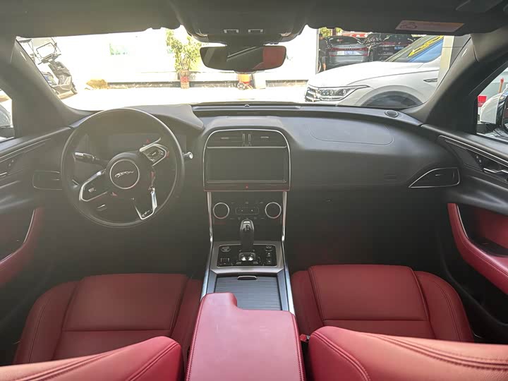 Photo 5 - Jaguar XE L