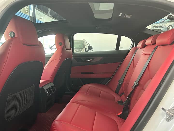 Photo 6 - Jaguar XE L