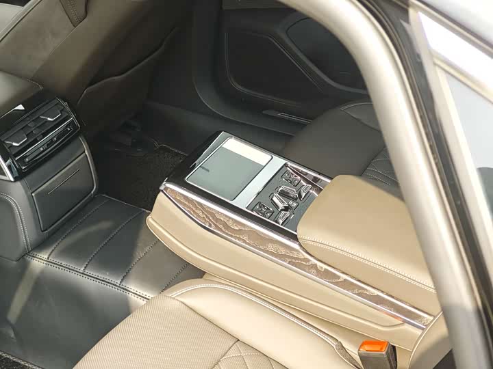 Фото 9 - Audi A8