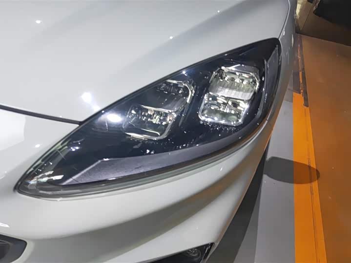 Photo 5 - Ford Escape