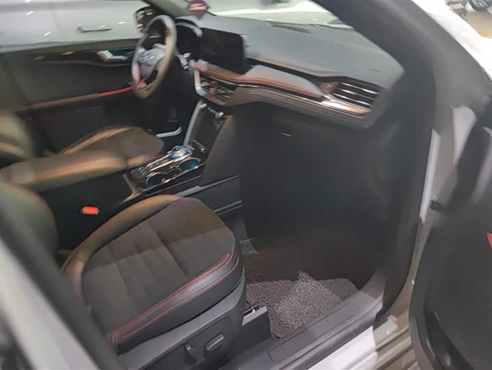 Photo 8 - Ford Escape