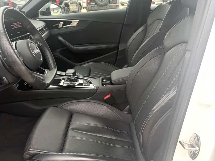 Фото 5 - Audi A4L