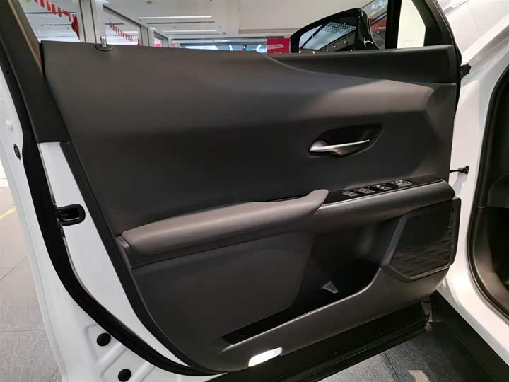 Фото 5 - Lexus UX