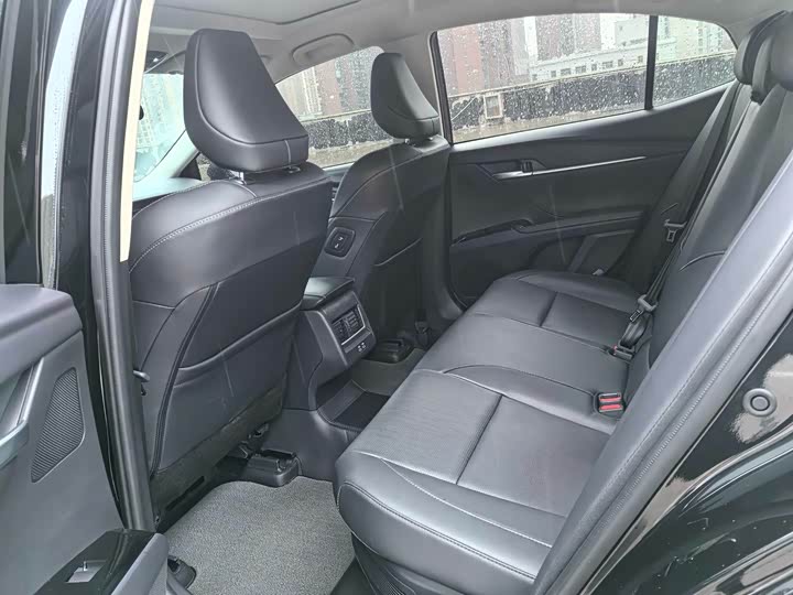 Фото 6 - Toyota Camry