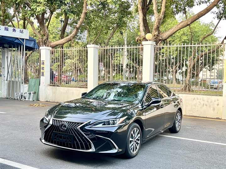 Фото 1 - Lexus ES