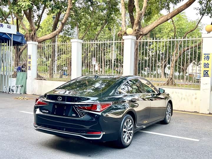 Фото 7 - Lexus ES