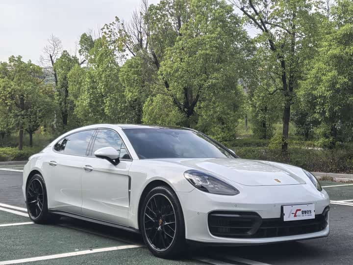 Photo 2 - Porsche Panamera