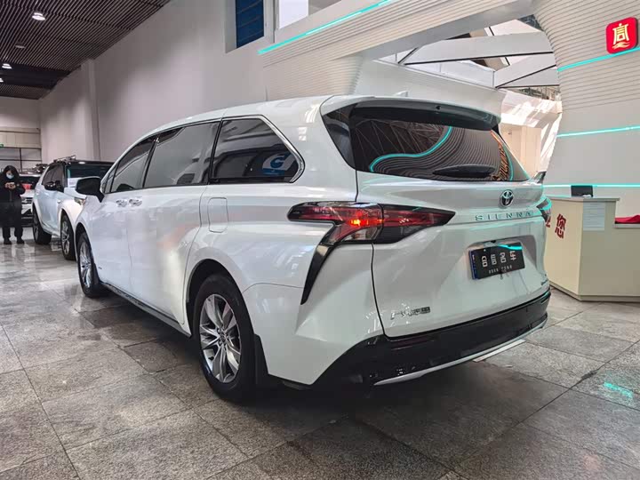 Фото 4 - Toyota Sienna