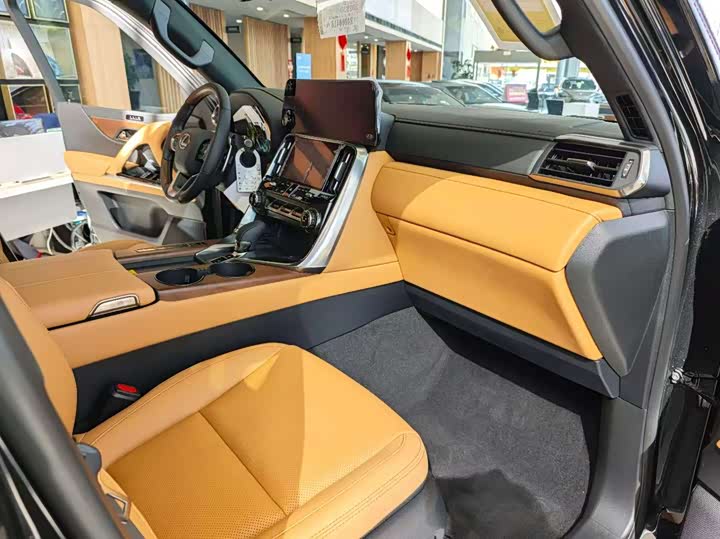 Фото 11 - Lexus LX