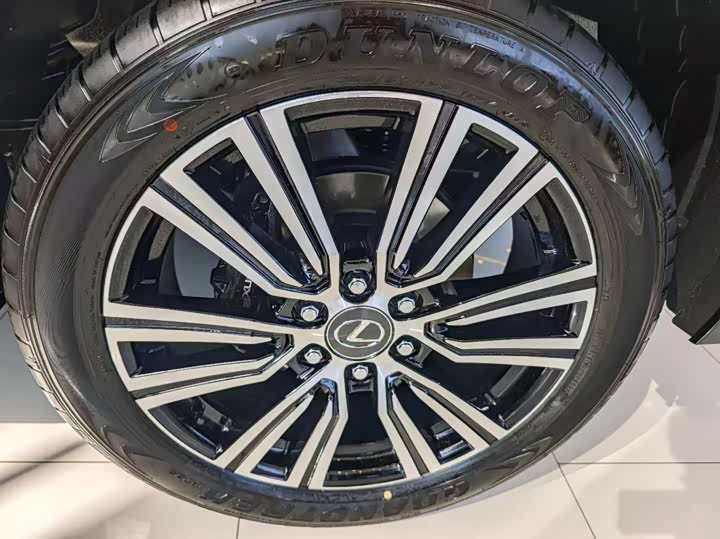 Фото 8 - Lexus LX