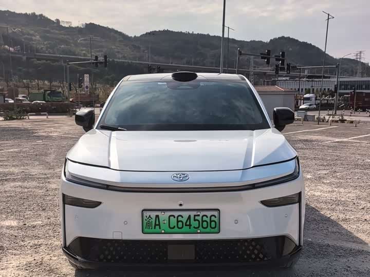 Photo 2 - Toyota bZ3X