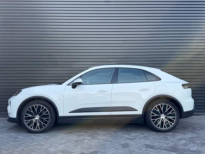 Фото 4 - Porsche Macan EV
