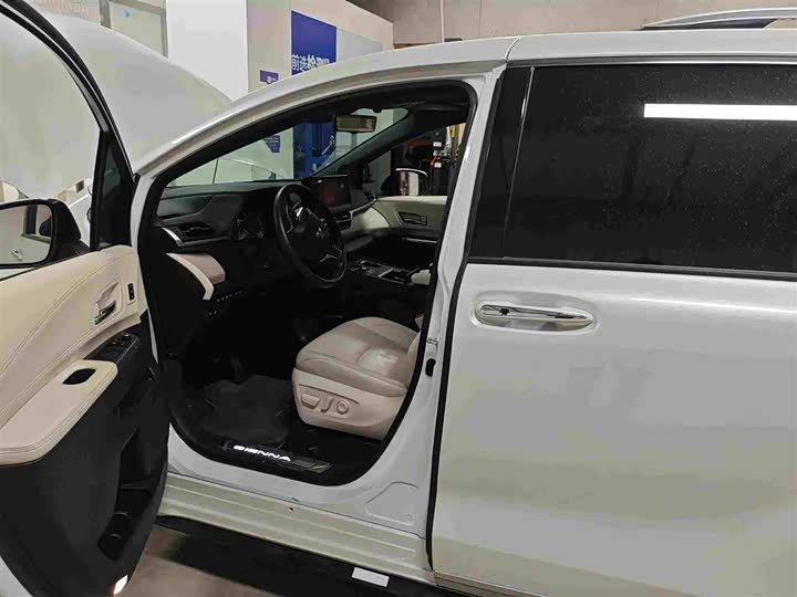 Фото 7 - Toyota Sienna