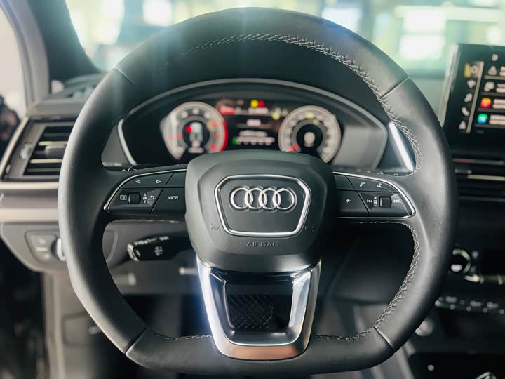 Фото 8 - Audi Q5L