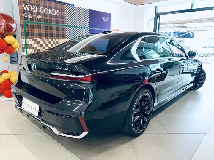 Фото 2 - BMW 7 Series