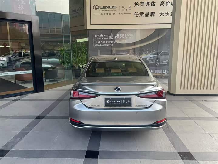 Фото 2 - Lexus ES