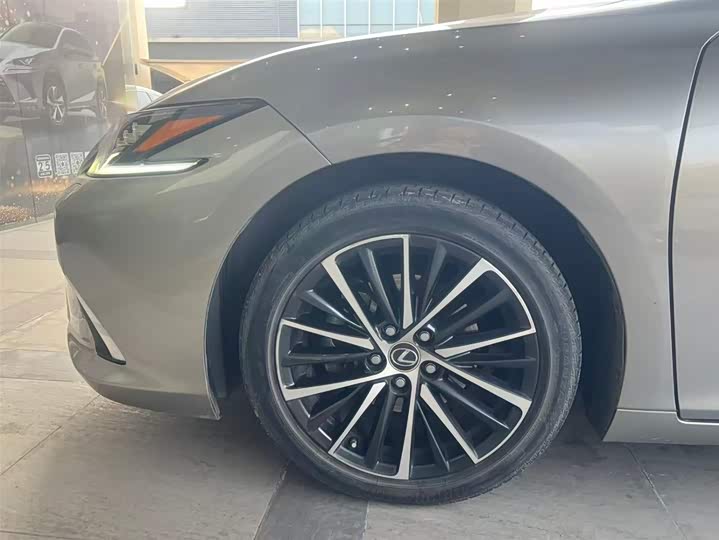 Фото 5 - Lexus ES