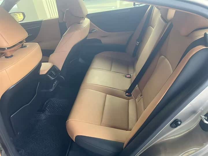 Фото 7 - Lexus ES