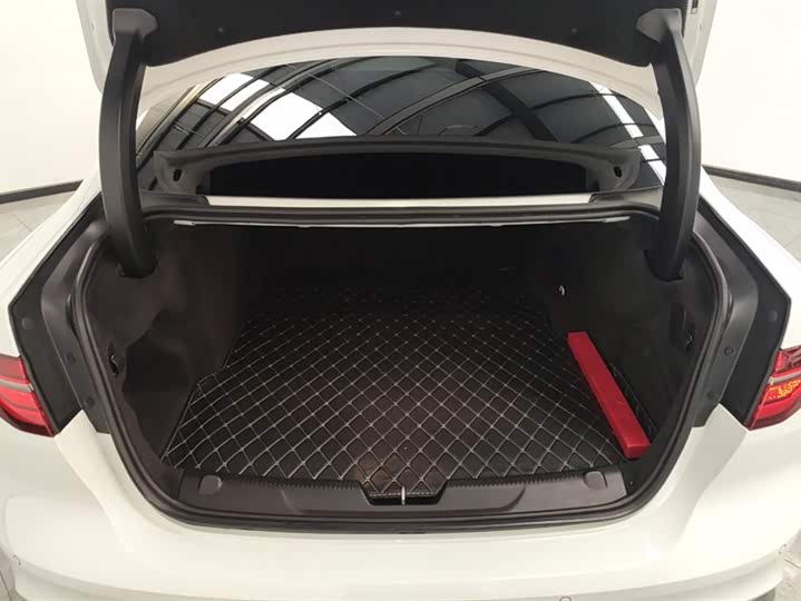 Фото 4 - Jaguar XE L