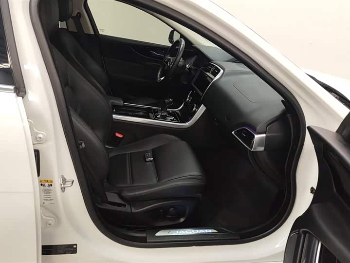 Фото 8 - Jaguar XE L