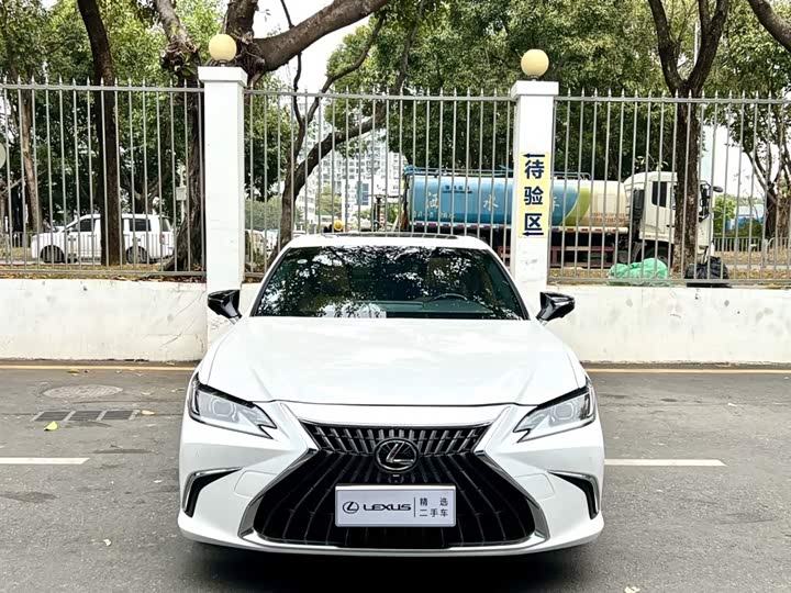 Фото 2 - Lexus ES