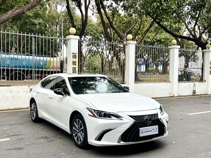 Фото 3 - Lexus ES