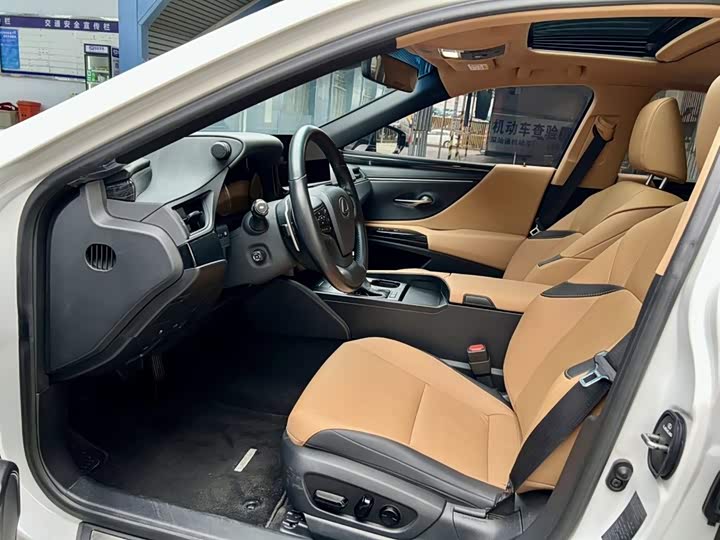 Фото 4 - Lexus ES