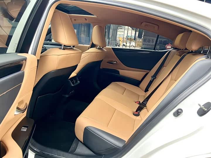 Фото 6 - Lexus ES