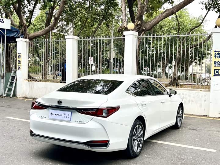 Фото 7 - Lexus ES