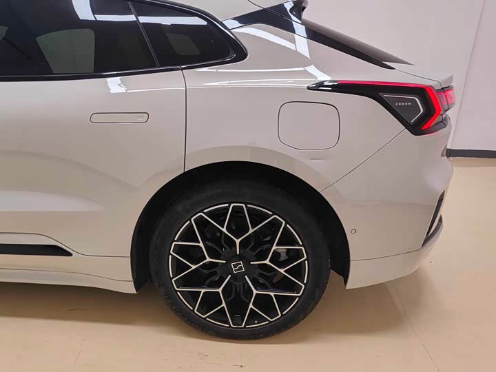 Photo 8 - Zeekr 001