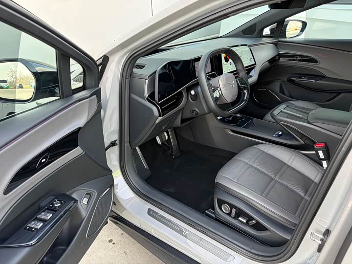 Photo 7 - Hongqi EH7