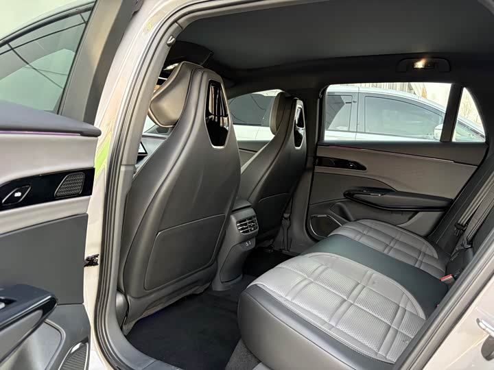 Photo 8 - Hongqi EH7