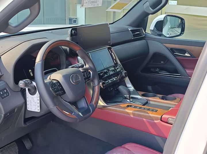 Фото 12 - Lexus LX