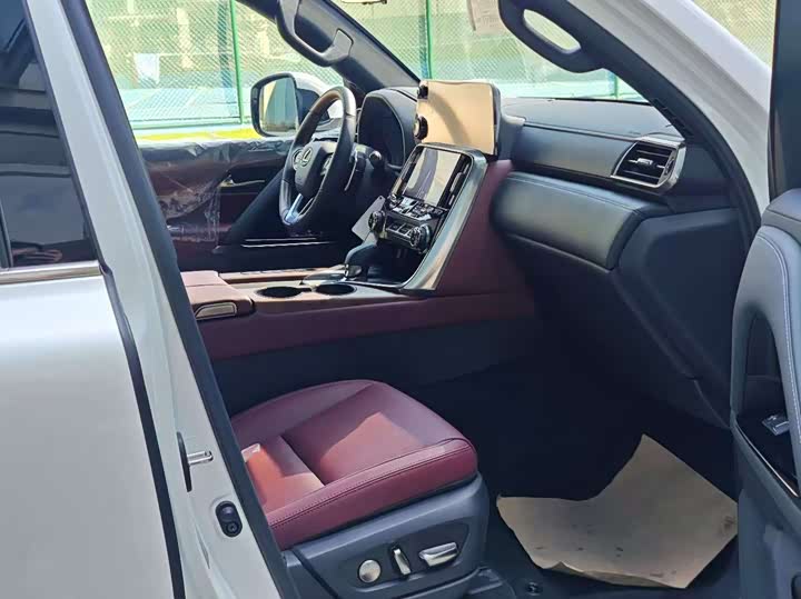 Фото 18 - Lexus LX