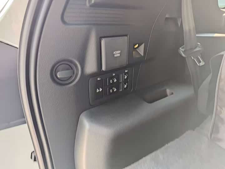 Фото 19 - Lexus LX