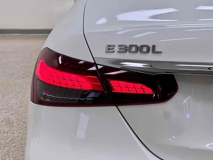 Photo 8 - Mercedes-Benz E-Class