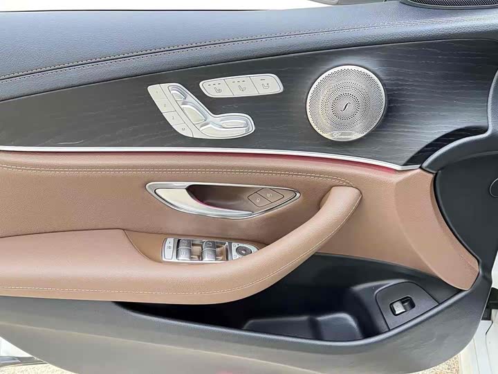 Photo 9 - Mercedes-Benz E-Class