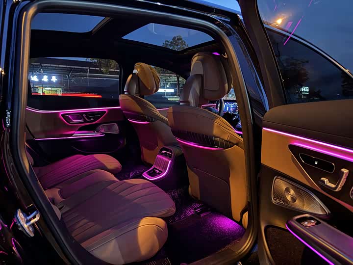 Photo 8 - Mercedes-Benz E-Class