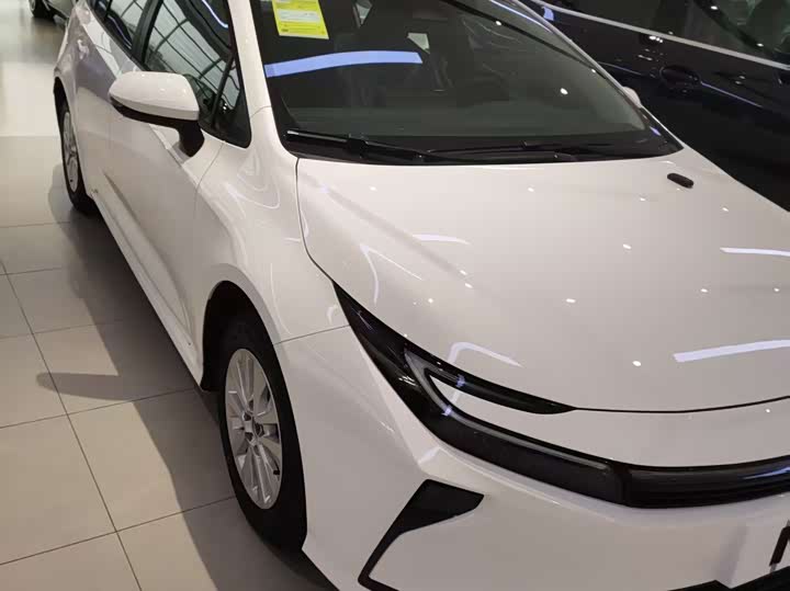 Фото 2 - Toyota Corolla