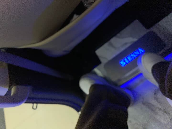 Фото 9 - Toyota Sienna