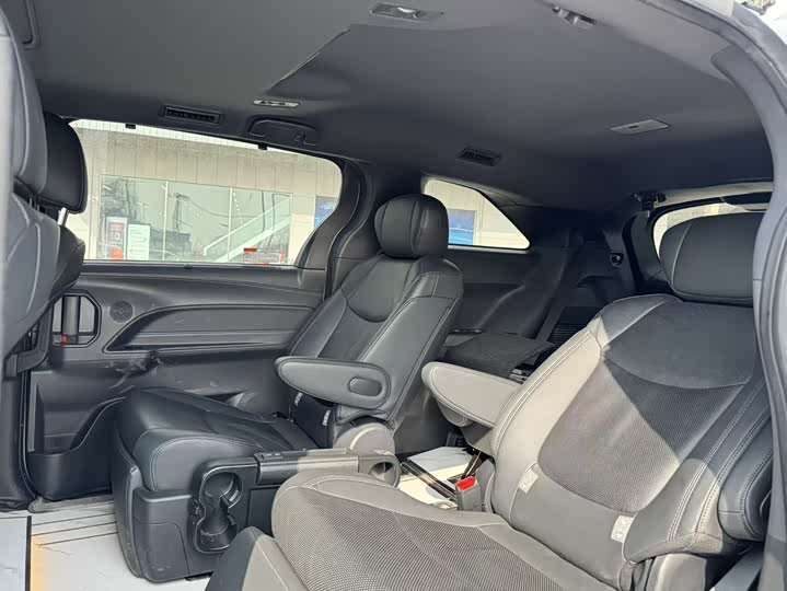 Фото 4 - Toyota Sienna