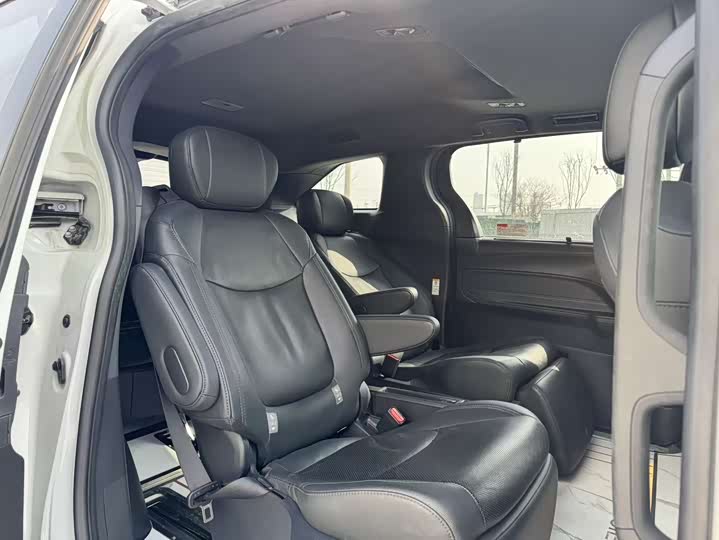 Фото 8 - Toyota Sienna